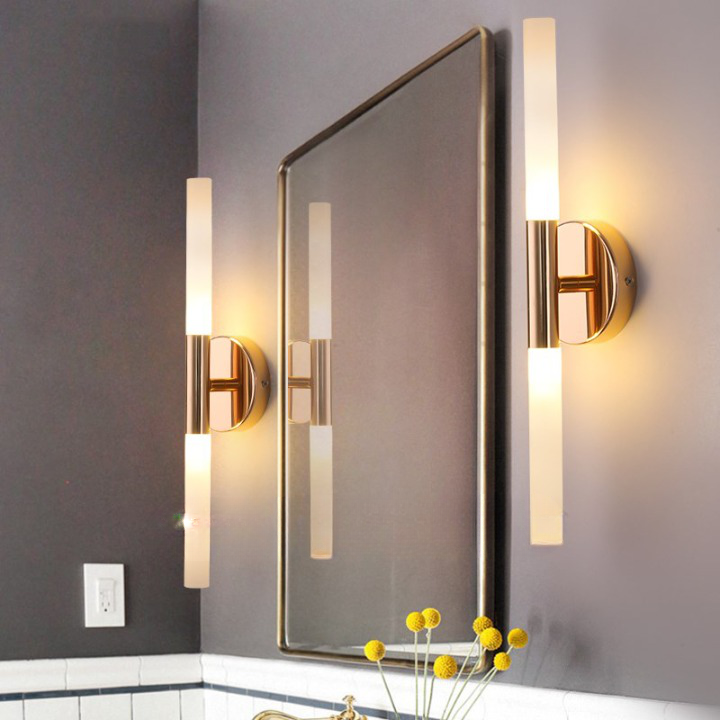 Luminaire salle de bain mural LED en tube métallique moderne installé autour d'un miroir