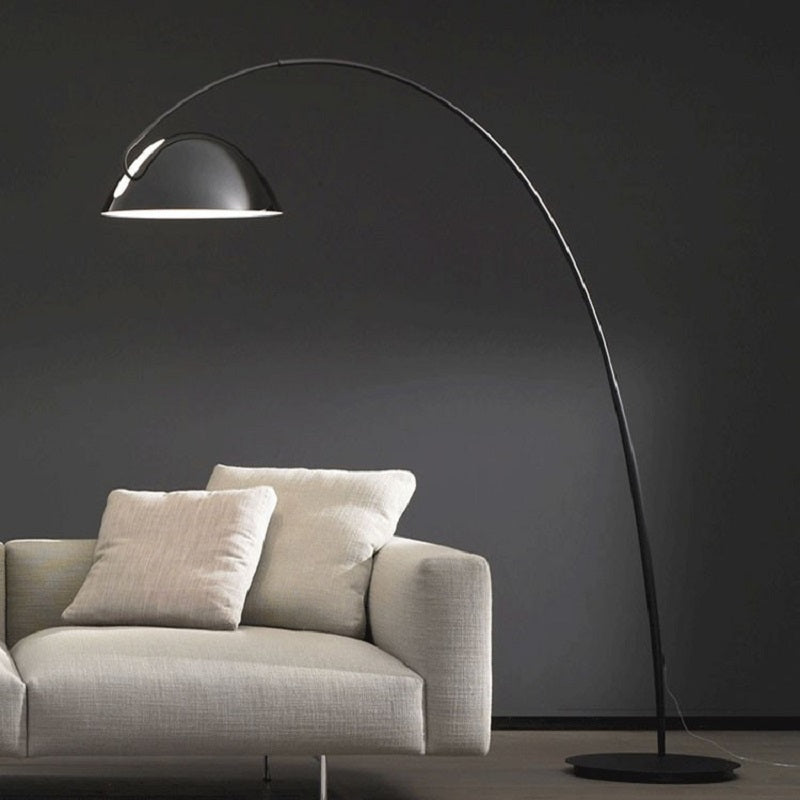 Luminaire sur pied LED minimaliste scandinave noir présenté près d'un canapé blanc