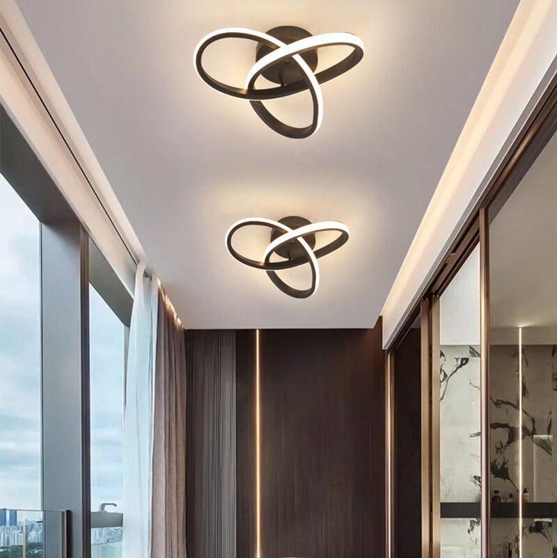 Luminaire plafonnier LED moderne 3 niveaux de lumière présentée en deux exemplaires accrochés au plafond