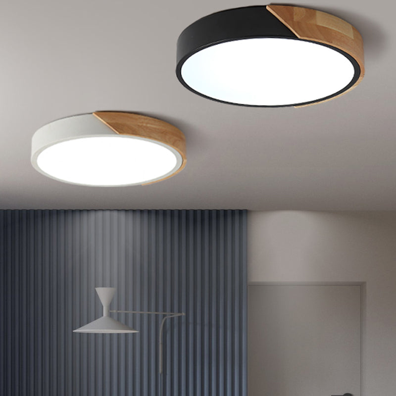 Plafonnier luminaire ultra mince et moderne LED présenté installé au plafond en noir et en blanc