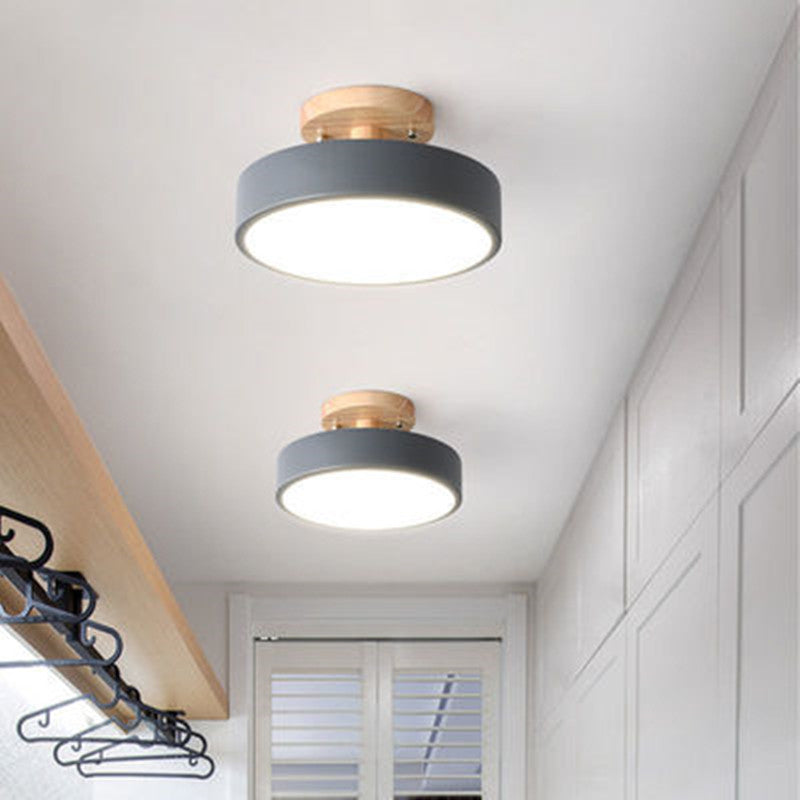 Luminaire plafonnier rond et design nordique élégant gris, installé au plafond