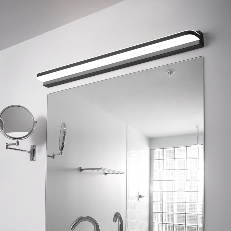 Applique salle de bain moderne LED design simple installée au dessus d'un miroir