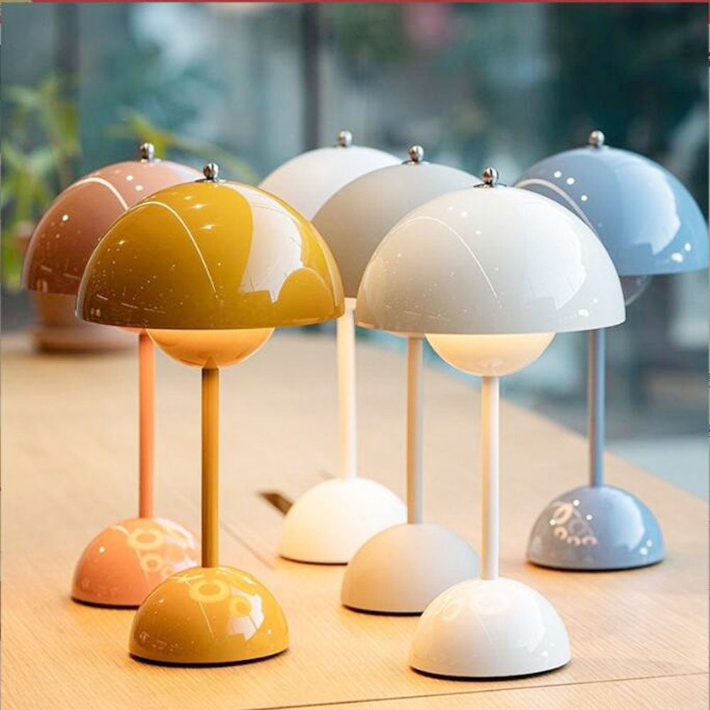 Lampe champignon de bureau LED rechargeable USB présentée en plusieurs couleurs